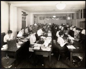 Kvinnor skriver på ett kontor hos Mantle Co. of America, New York, 1915 eller 1916 silvergelatintryck)